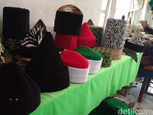 Berkah Ramadhan, Mbah Bolong Kebanjiran Pesanan Peci Sufi Berkah Ramadhan, Mbah Bolong Kebanjiran Pesanan Peci Sufi