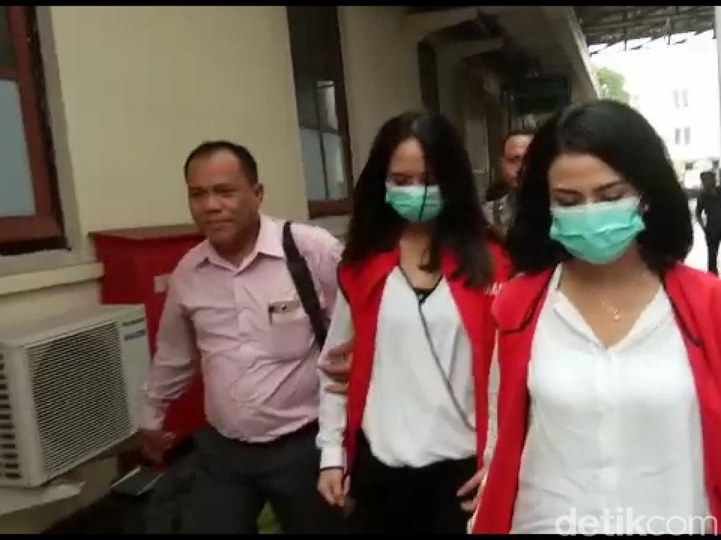 Jalani Sidang, Vanessa Angel Kembali Bermasker dan Bungkam Jalani Sidang, Vanessa Angel Kembali Bermasker dan Bungkam