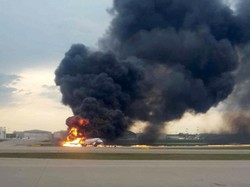 Sebelum Terbakar Hebat, Pesawat Sukhoi Rusia Tersambar Petir