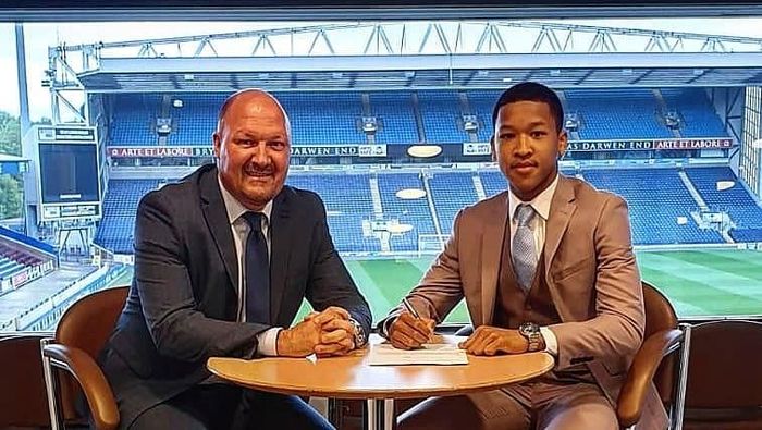 Josep Simatupang Ferguson saat menandatangani kontrak bersama Blackburn Rovers. (Foto: Instagram @josephferguson1_) Josep Simatupang Ferguson saat menandatangani kontrak bersama Blackburn Rovers. (Foto: Instagram @josephferguson1_)