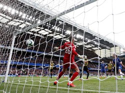 Gawang Watford kembali kebobolan di menit ke-51. Gawang yang dikawal oleh Foster dibobol oleh David Luiz. Reuters/Matthew Childs.