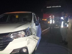Sebuah MPV Tabrak Truk di Tol Paspro, 6 Penumpang Selamat