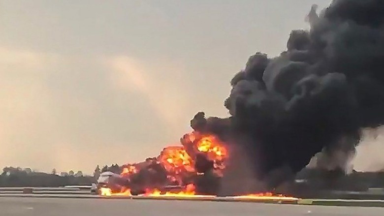 Mukjizat, 37 Orang Selamat dalam Kebakaran Pesawat Sukhoi di Moskow Mukjizat, 37 Orang Selamat dalam Kebakaran Pesawat Sukhoi di Moskow