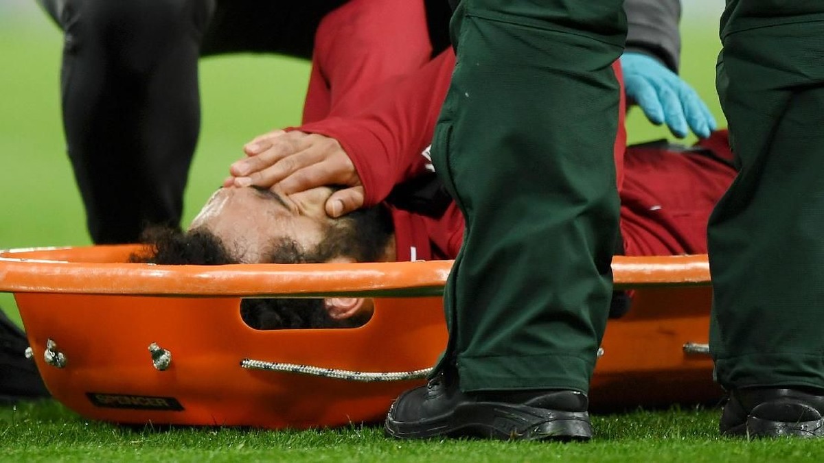 Mohamed Salah saat ditandu keluar lapangan di laga melawan Newcastle United akhir pekan lalu. (Foto: Shaun Botterill/Getty Images)