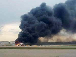 Keterlaluan! Pegawai Bandara Rusia Tertawa Saat Sukhoi Terbakar