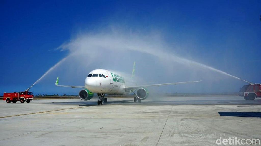 Pesawat Citilink Disemprot Air di Bandara Baru DIY Pesawat Citilink Disemprot Air di Bandara Baru DIY