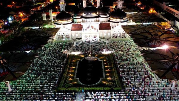 Potret Umat Muslim di Indonesia Laksanakan Salat Tarawih Pertama