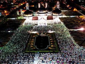 Potret Umat Muslim di Indonesia Laksanakan Salat Tarawih Pertama