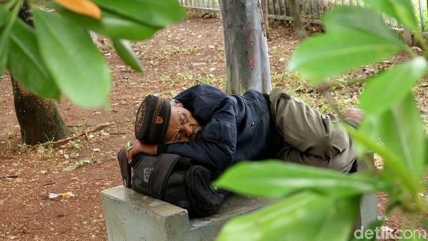 Hari Pertama Puasa, Warga Beristirahat di Banjir Kanal Timur