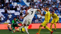 Mariano melepaskan tendangan yang berbuah gol ke gawang Villarreal. Dalam pertandingan ini, dia dua kali membobol gawang lawan. Gol itu dicetak di menit ke-2 dan 49. Reuters/Juan Medina.