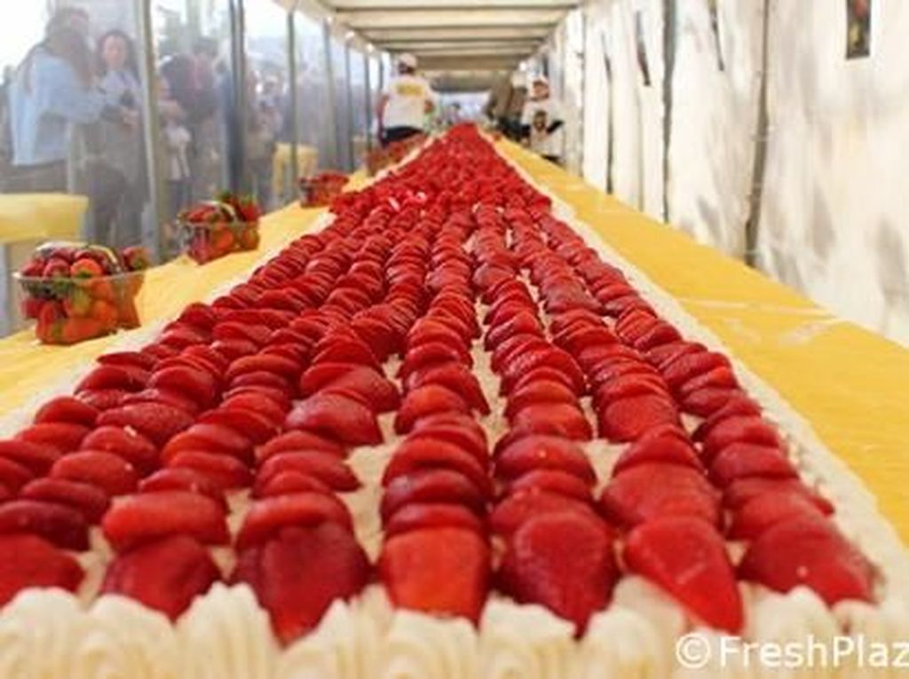 Keren! Italia Pecahkan Rekor Ciptakan Strawberry Cake Terpanjang di Dunia Keren! Italia Pecahkan Rekor Ciptakan Strawberry Cake Terpanjang di Dunia