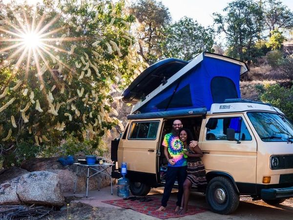 Foto: Pasangan Traveler yang Tinggal di Mobil Van dan Diet Plastik