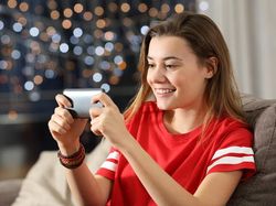 Canggih! Dengan Alat Ini, Kamu Bisa Main HP Sambil Jalan Tanpa Takut Nabrak