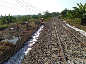 Rel KA Pasuruan-Bangil yang Rusak Diterjang Banjir Masih Diperbaiki