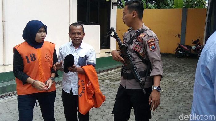 Anik Kartika Sari Dewi alias Tika usai sidang dakwaan oengaturan skor id PN Banjarnegara, Senin (6/5/2019). (Uje Hartono/detikSport) Anik Kartika Sari Dewi alias Tika usai sidang dakwaan oengaturan skor id PN Banjarnegara, Senin (6/5/2019). (Uje Hartono/detikSport)