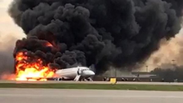 Asap Membubung Tinggi, Ini Penampakan Kebakaran Pesawat Aeroflot di Rusia