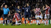 Pada 27 Februari 2010, Ramsey mengalami patah kaki setelah ditekel oleh bek Stoke City, Ryan Shawcross. (Foto: Laurence Griffiths/Getty Images)