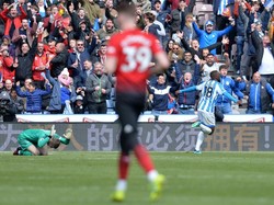 Momen ini yang membuat para pemain The Red Devils. Gol Scott McTominay disamakan oleh pemain Huddersfield Town, Isaac Mbenza, pada menit ke-60. Laga di John Smith Stadium selesai 1-1. Foto: Peter Powell/Reuters)