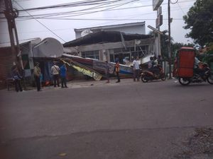 Bruukk!! Atap Minimarket di Kelapa Dua Depok Roboh Timpa 4 Motor