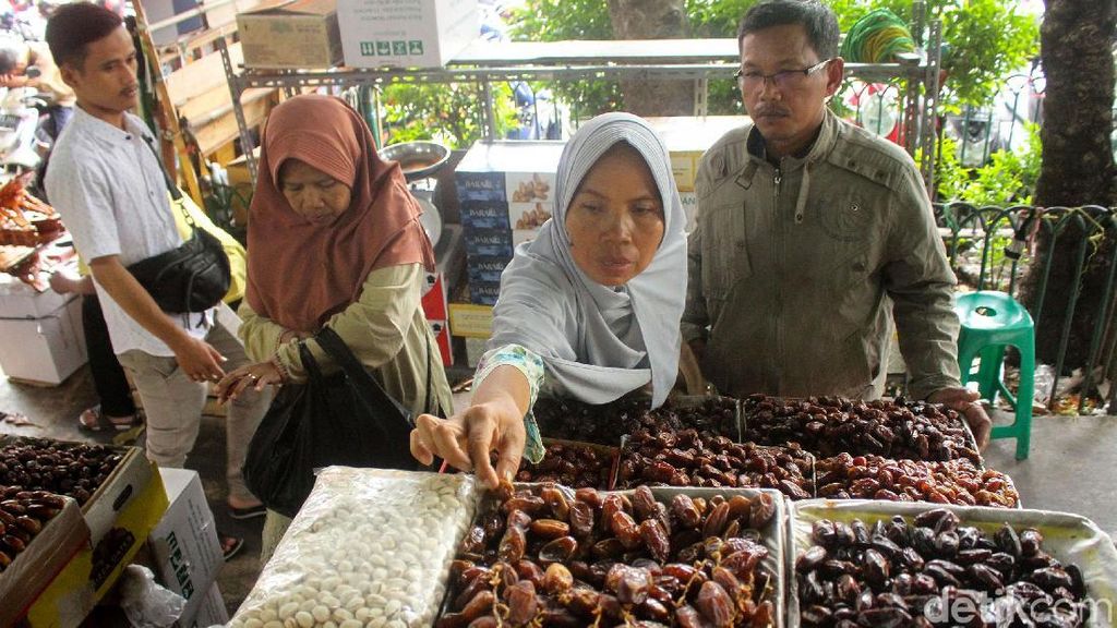 Laris Manis Bisnis Kurma di Bulan Suci Ramadhan