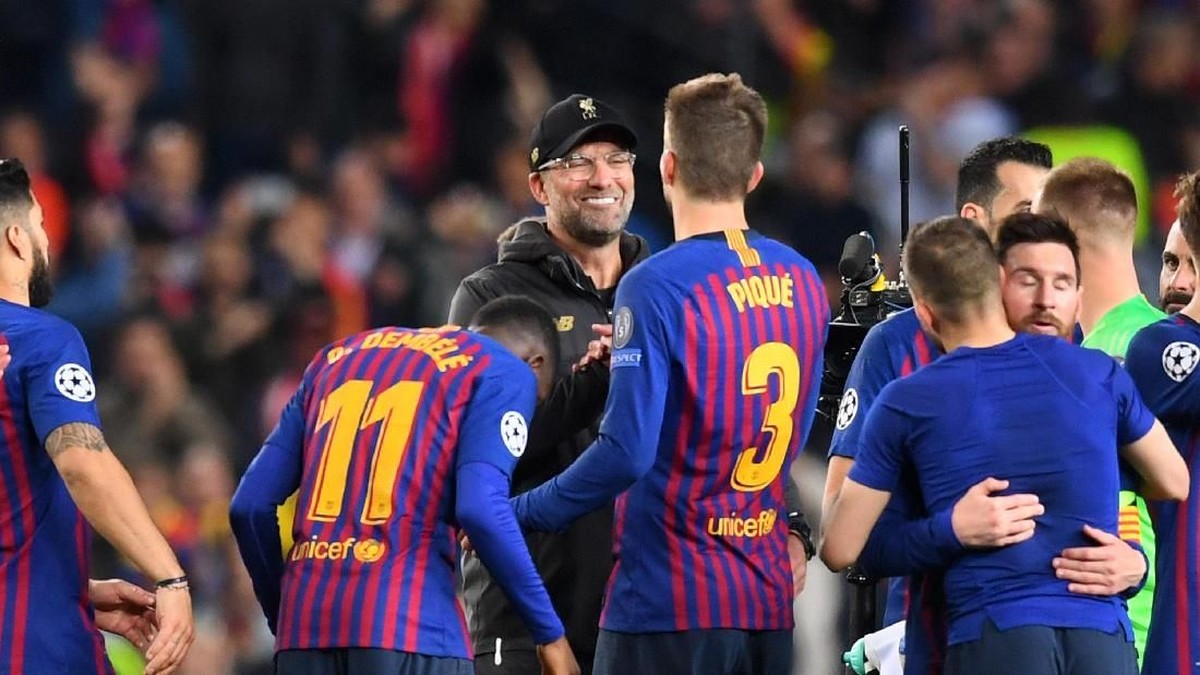 Manajer Liverpool Juergen Klopp menyalami pemain Barcelona di Camp Nou. (Foto: Michael Regan/Getty Images)