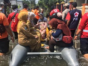 Seorang Ibu Hamil Dievakuasi dari Kepungan Banjir karena Kejang