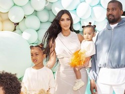 Congrats! Kanye West dan Kim Kardashian Dikaruniai Anak ke-4
