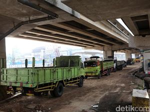 Kolong Tol Becakayu Dijadikan Parkir Liar