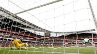 Arsenal memimpin duluan lewat penalti Pierre-Emerick Aubameyang di menit kesembilan. Keunggulan itu bertahan sampai babak pertama tuntas. Reuters/John Sibley.