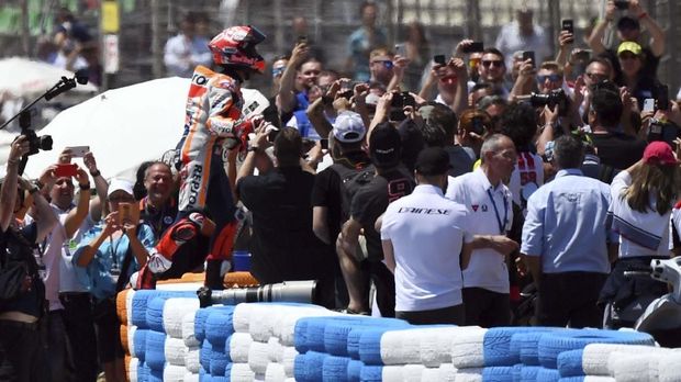 Marc Marquez saat merayakan kemenangan di MotoGP Spanyol musim 2019. (