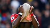 Paul Pogba sampai menutup wajah setelah pertandingan, Minggu (5/5/2019) malam WIB. MU tak cuma gagal lolos ke Liga Champions, tapi juga puasa gelar. (Foto: Jason Cairnduff/Action Images via Reuters)