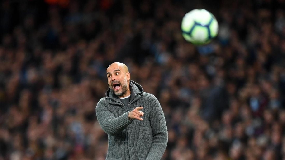 Pep Guardiola lega Vincent Kompany memutuskan melepaskan tembakan. (Foto: Michael Regan/Getty Images)