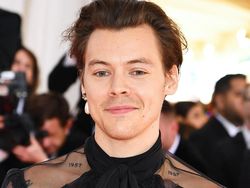 Fans Protes Harry Styles Tak Dikenali dengan Potongan Rambut Baru