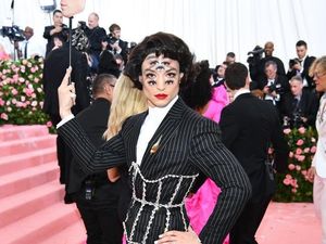 Makeup 5 Jam, Ini Cerita Makeup Artist Dandani Ezra Miller Jadi Punya 7 Mata