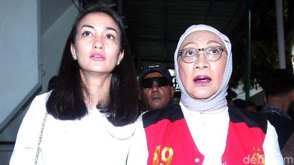 Atiqah Setia Dampingi Ratna Sarumpaet Jalani Sidang