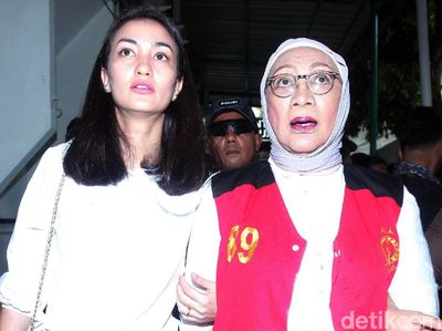 Atiqah Setia Dampingi Ratna Sarumpaet Jalani Sidang