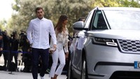 Iker Casillas sudah ditunggu awak media saat keluar dari rumah sakit. Mereka ingin tahu kondisi terkini Casillas. (REUTERS/Rafael Marchante)