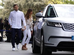 Iker Casillas sudah ditunggu awak media saat keluar dari rumah sakit. Mereka ingin tahu kondisi terkini Casillas. (REUTERS/Rafael Marchante)