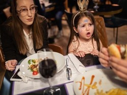 Duh, Kafe Ini Kenakan Biaya Ekstra untuk Anak Kecil yang Teriak-teriak!