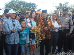 Pendangdut Via Vallen Buka Bazar Ramadhan di Lahan Pribadinya
