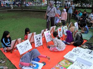 Asyiknya Anak-anak SD Ngabuburit dengan Melukis