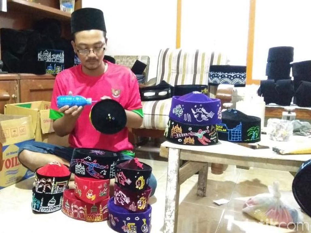 Berkah Ramadhan, Pesanan Songkok Lukis dari Lamongan Meningkat Berkah Ramadhan, Pesanan Songkok Lukis dari Lamongan Meningkat