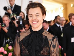 Harry Styles Dikritik Kurang Maskulin, Selebriti Beri Dukungan