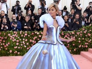 Zendaya Pakai Gaun Menyala di MET Gala 2019, Lindsay Lohan Nyinyir Zendaya Pakai Gaun Menyala di MET Gala 2019, Lindsay Lohan Nyinyir