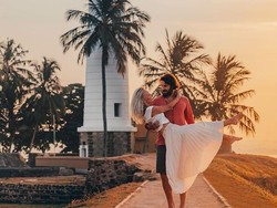 Pasangan Ini Jadi Kontroversi, Dihujat karena Foto Ciuman di Kereta