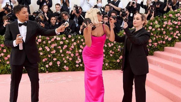 Repotnya Para Pahlawan yang Bantu Selebriti Tampil Heboh di Met Gala