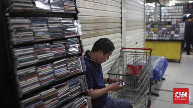 Tempat penjualan kaset dan compact disk (CD) bekas di kawasan Blok M Square, Jakarta, Selasa, 7 Mei 2019. CNNIndonesia/Safir Makki
