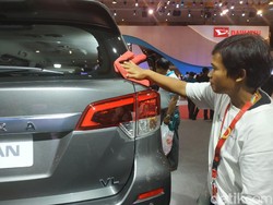 Cerita Tukul Jadi Tukang Poles di Pameran Otomotif