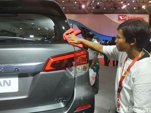Cerita Tukul Jadi Tukang Poles di Pameran Otomotif Cerita Tukul Jadi Tukang Poles di Pameran Otomotif