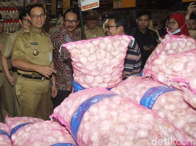 Momen Anies Cek Harga Bawang di Pasar Induk Kramat Jati